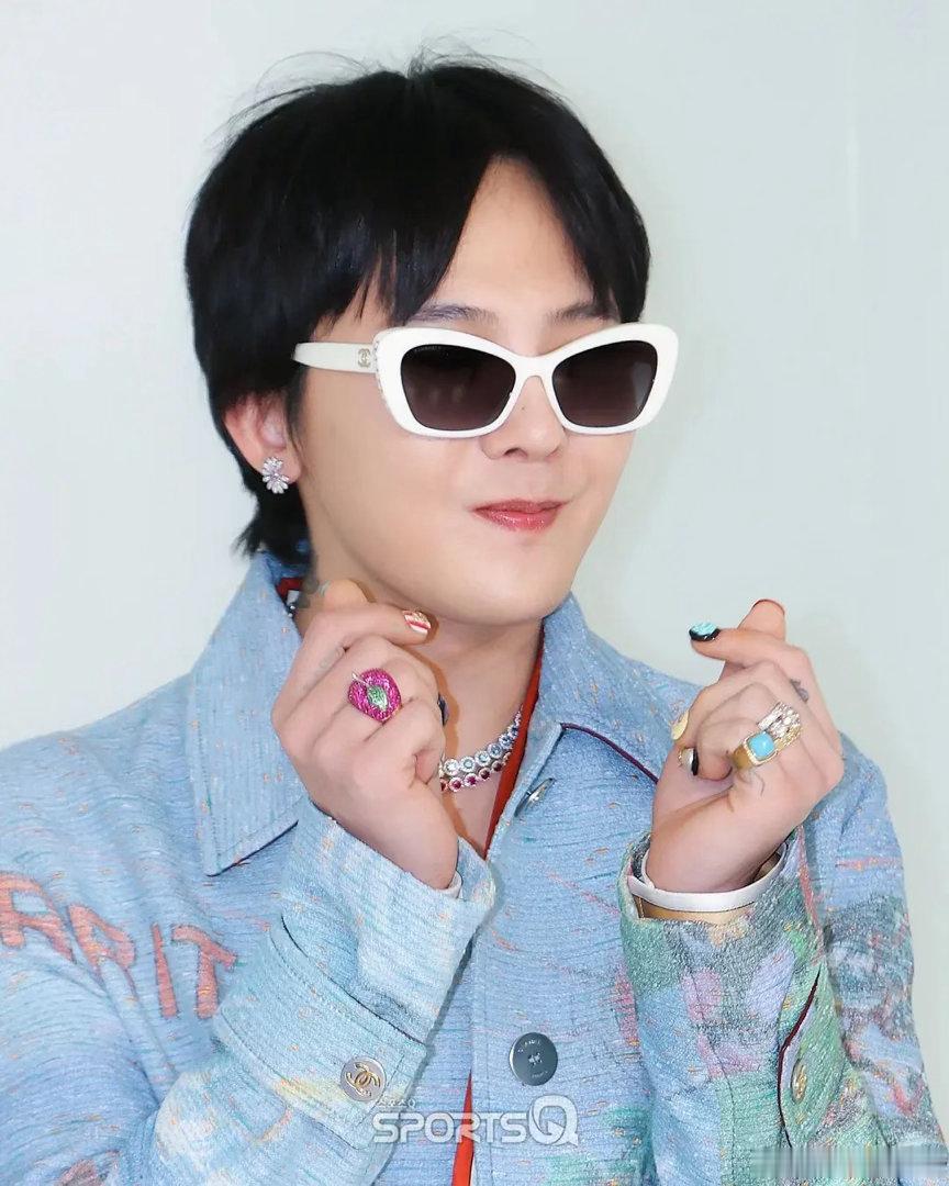 权志龙现在的打扮是不是越来越吓人了？ 