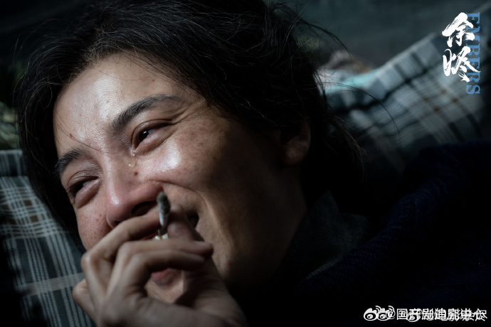 宋佳寸头海报宋佳对自己也太狠了💪余烬里的造型完全认不出，抛弃所有光环，专心演好