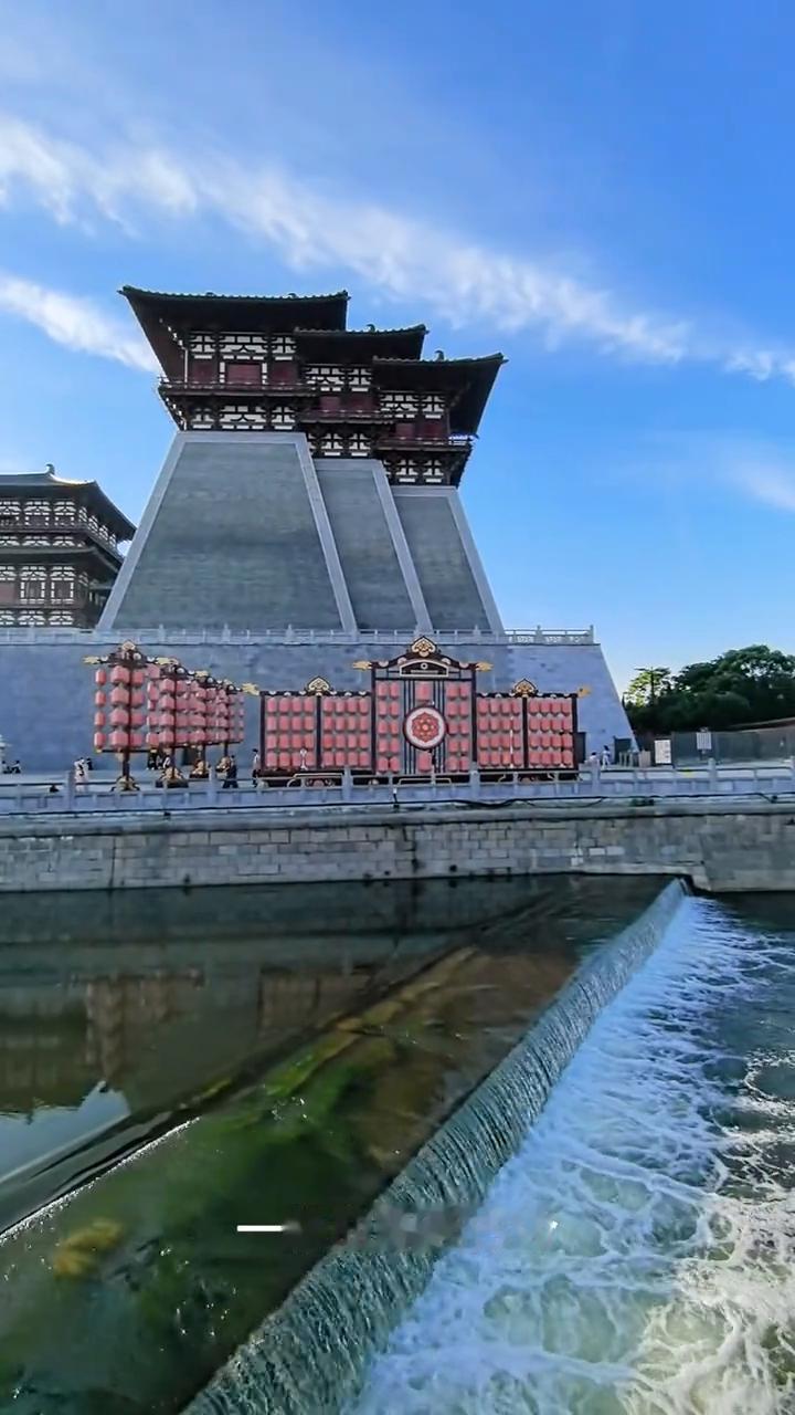 五千年文化五千年魂，一条血脉连古今。五千年文化五千年根，龙的传人一家亲。
