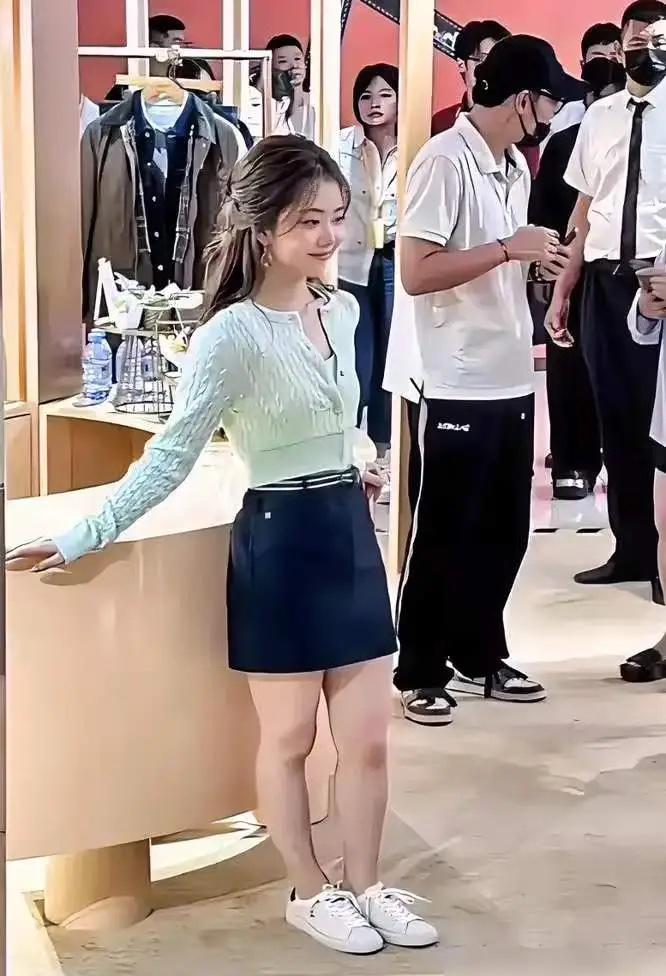 果然不红是有原因的，
你看谭松韵多可惜，
明明有演技，娃娃脸讨人喜，却偏偏栽在身