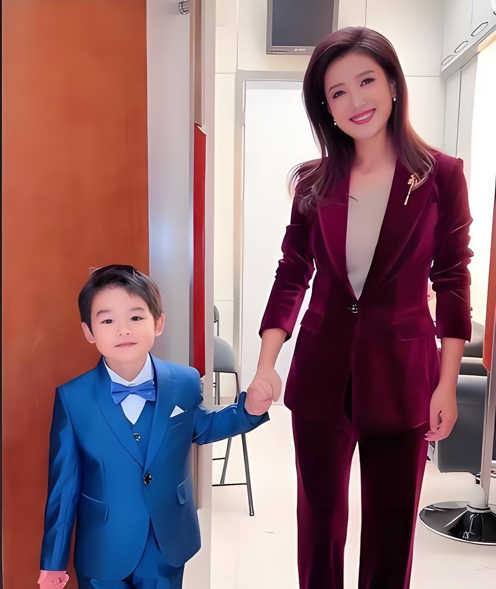 春妮带儿子亮相时装周，我却盯着那张脸看了半天！这孩子长得跟刚强也太像了

刷到春
