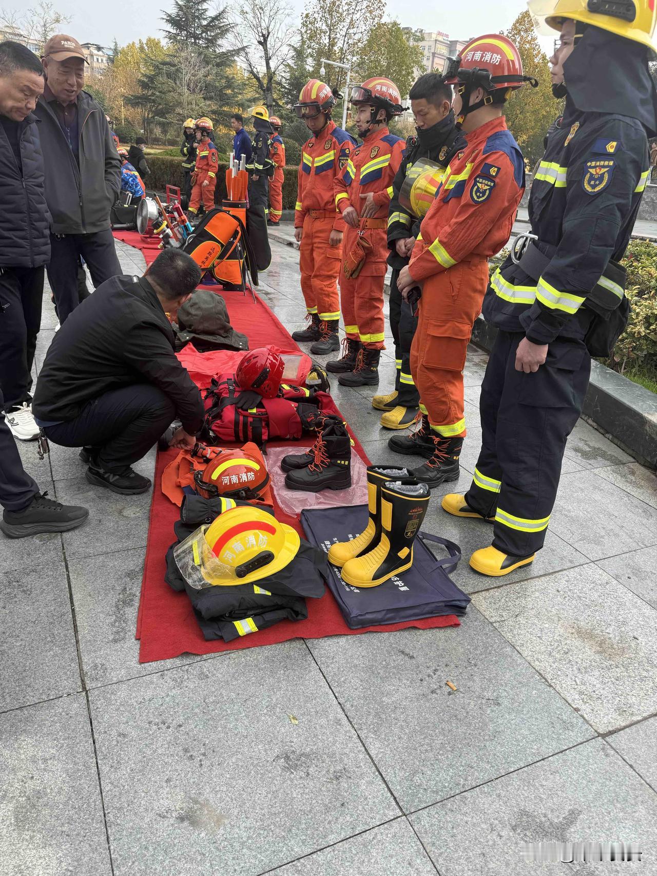 分享我这周有趣的事：这周在广场看到了消防人员在展示消防器材，我还上前咨询了各种器