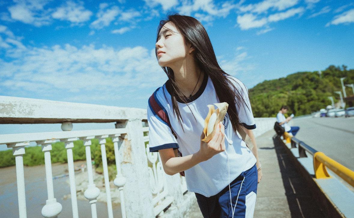 【刘浩存】像泉水一样干净 身上有一股少年感特别朝气特别意气风发微博之夜年度推荐