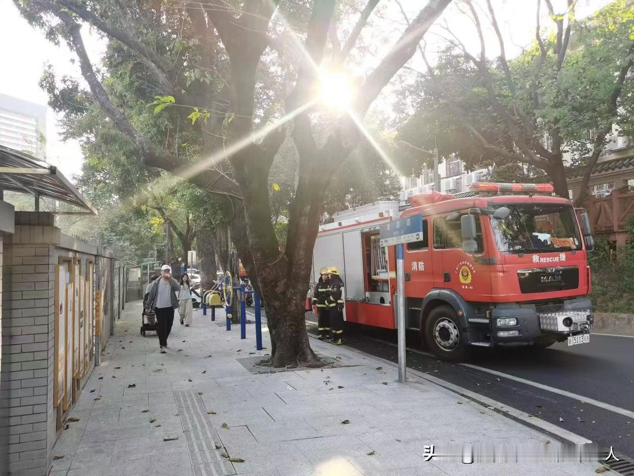 此生第一次打119报火警。
​下午跟朋友在院子里坐着聊天，突然闻到一股燃烧的臭味