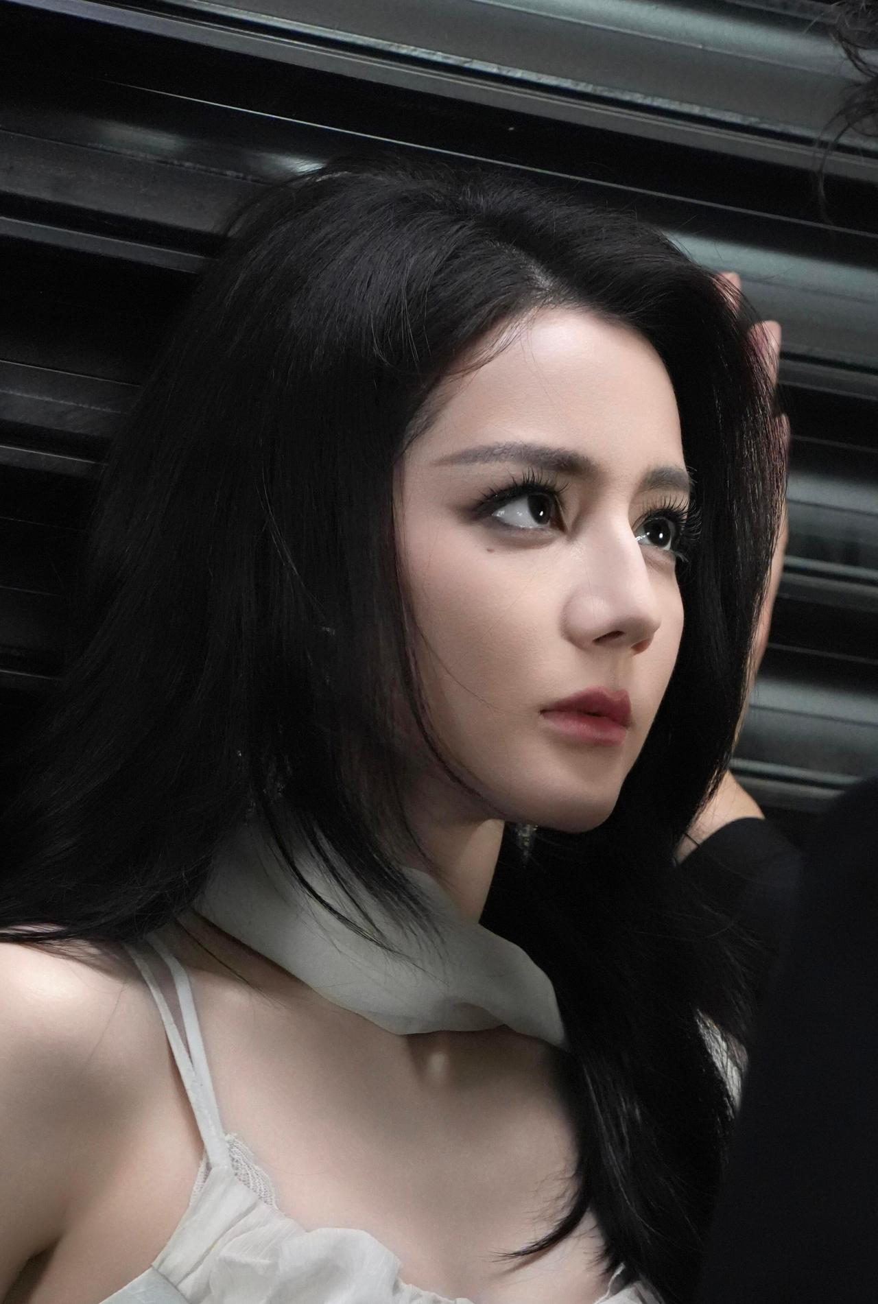 顶美的骨相就是如此之权威！！立体到自带阴影的眼窝 当迪丽热巴化妆师应该很爽吧 工