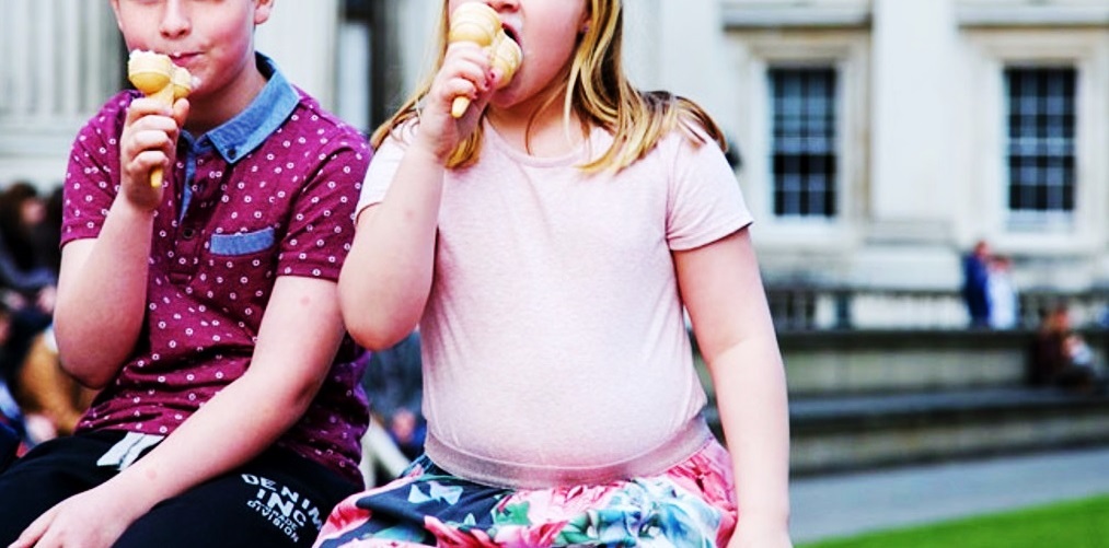 英国新规正式施行，全面限制不健康食品广告。电视时段与网络平台均受管制，旨在减少儿