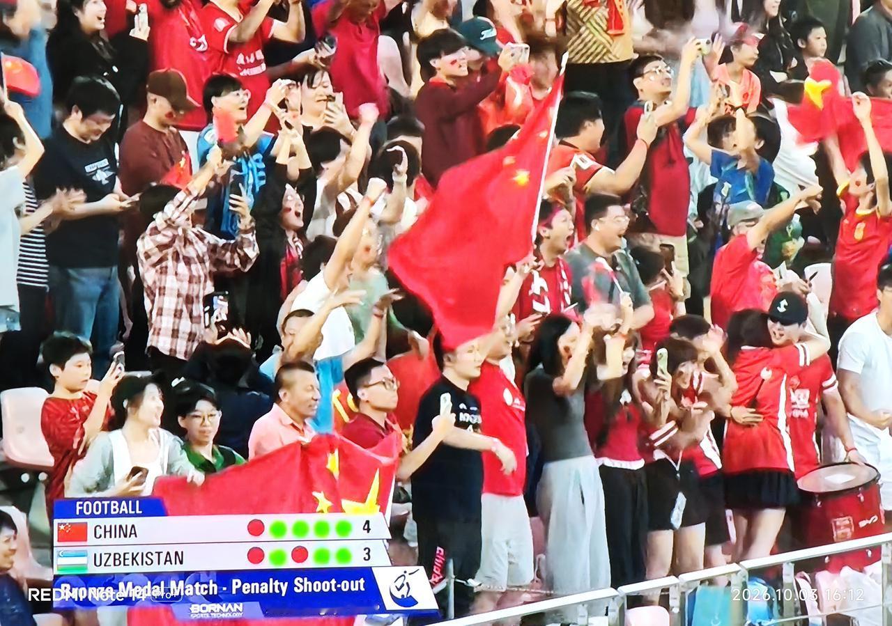 中国U23男足经过点球大战6:5战胜乌兹别克斯坦，时隔28年后再次获得亚运会男足