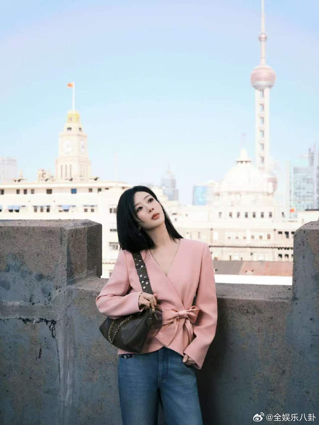 杨紫罗马看秀出发图杨紫华伦天奴出发图 杨紫罗马时装周华伦天奴出发图来了，期待杨紫