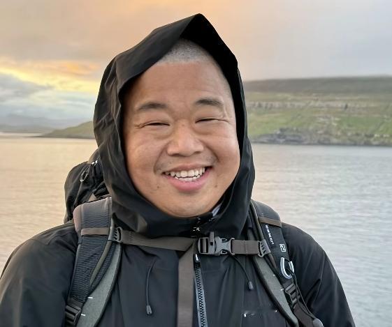 蓝战非立了遗嘱。他没结婚，钱不给老婆孩子，30%给发小阿明，条件是给他妈养老送终