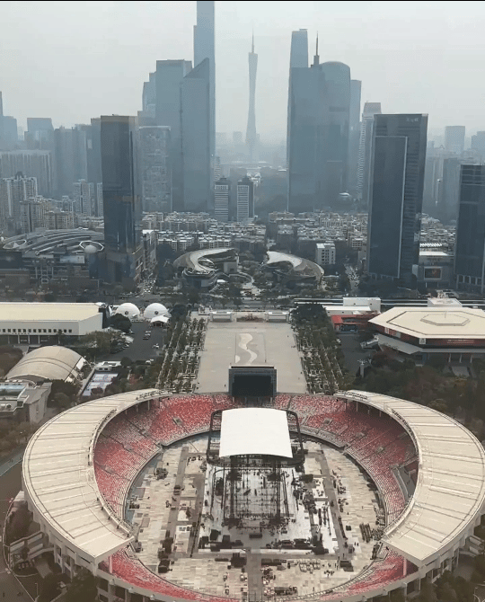 以为是蚂蚁在给薛之谦搭舞台 那些小黑点动来动去的时候，还以为是蚂蚁在搬运东西。拉