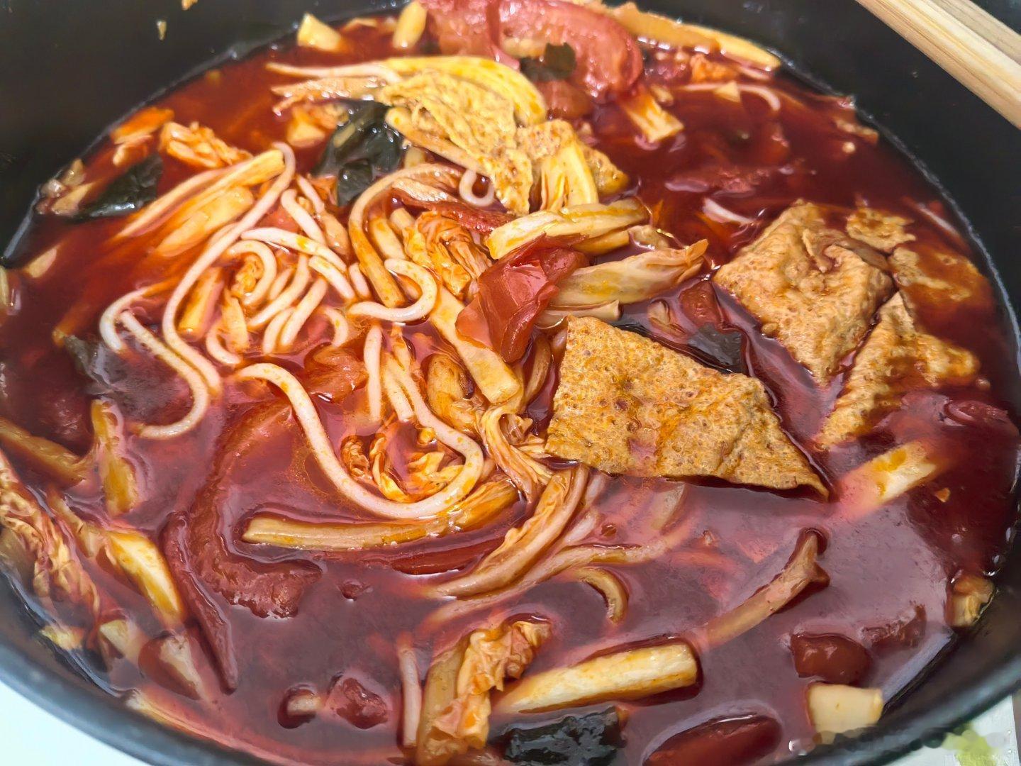 昨天出去玩一趟居然还瘦了点[允悲][允悲]今天午饭吃个螺蛳粉犒劳一下我自己[鼓掌