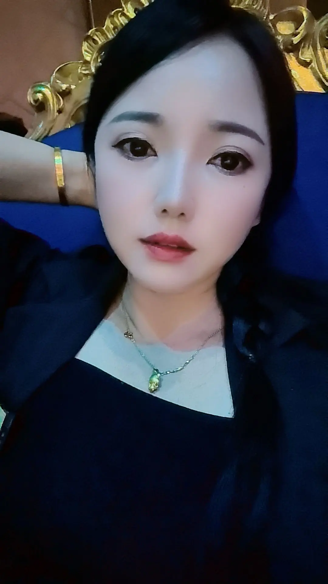 今晚我哭了，想着想着，泪水就止不住了的流下来，告诉自己不要哭，可是眼泪...