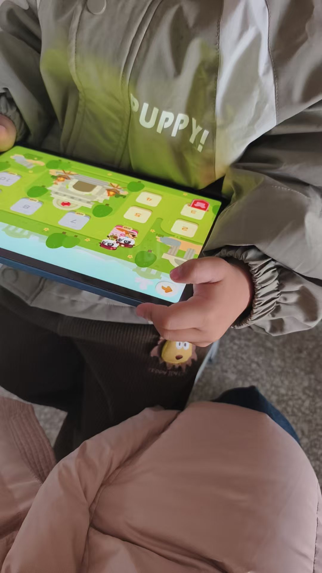 考完交卷给老师看了会孩子他好乖 