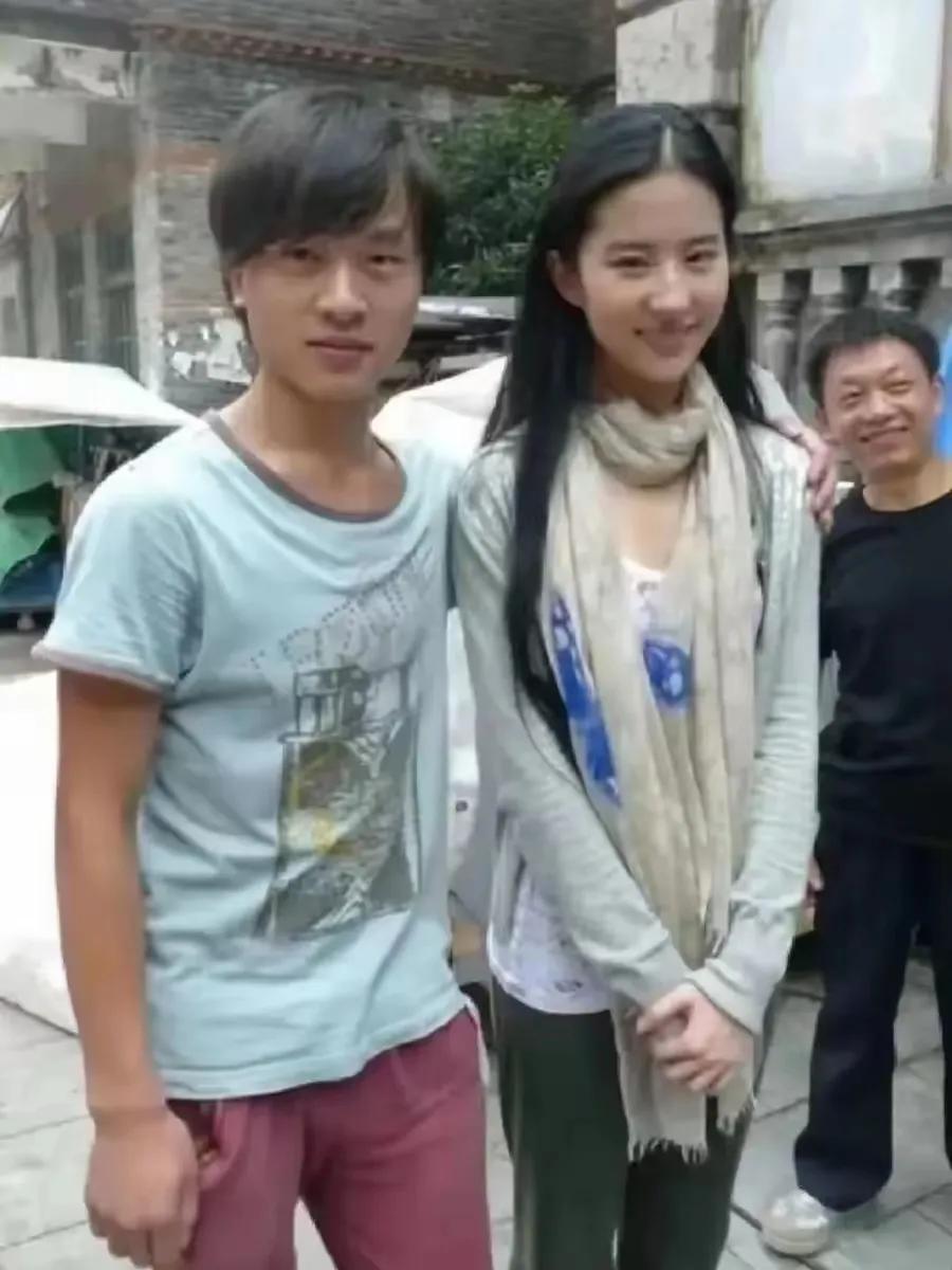 这个男的没想到，他搂着肩膀拍照的竟然是当下最火的女演员之一！他也庆幸自己下手比较