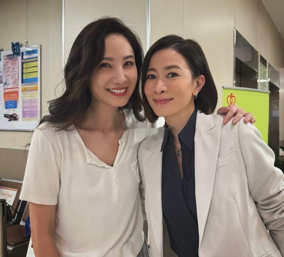 郑希怡佘诗曼合照！在隔壁棚拍戏碰到的~ ​​​