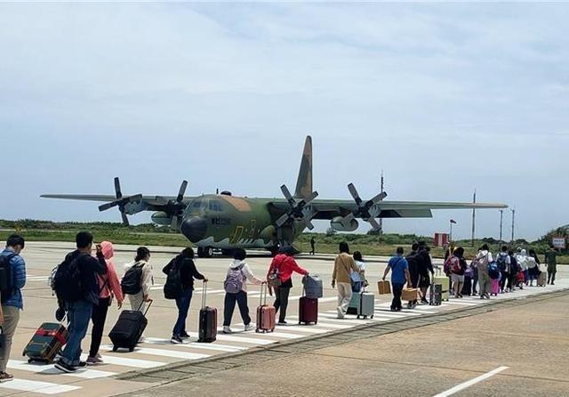 平时一门心思搞“以武拒统”的台空军，竟然破天荒地干了一件真正为民服务的好事。马祖