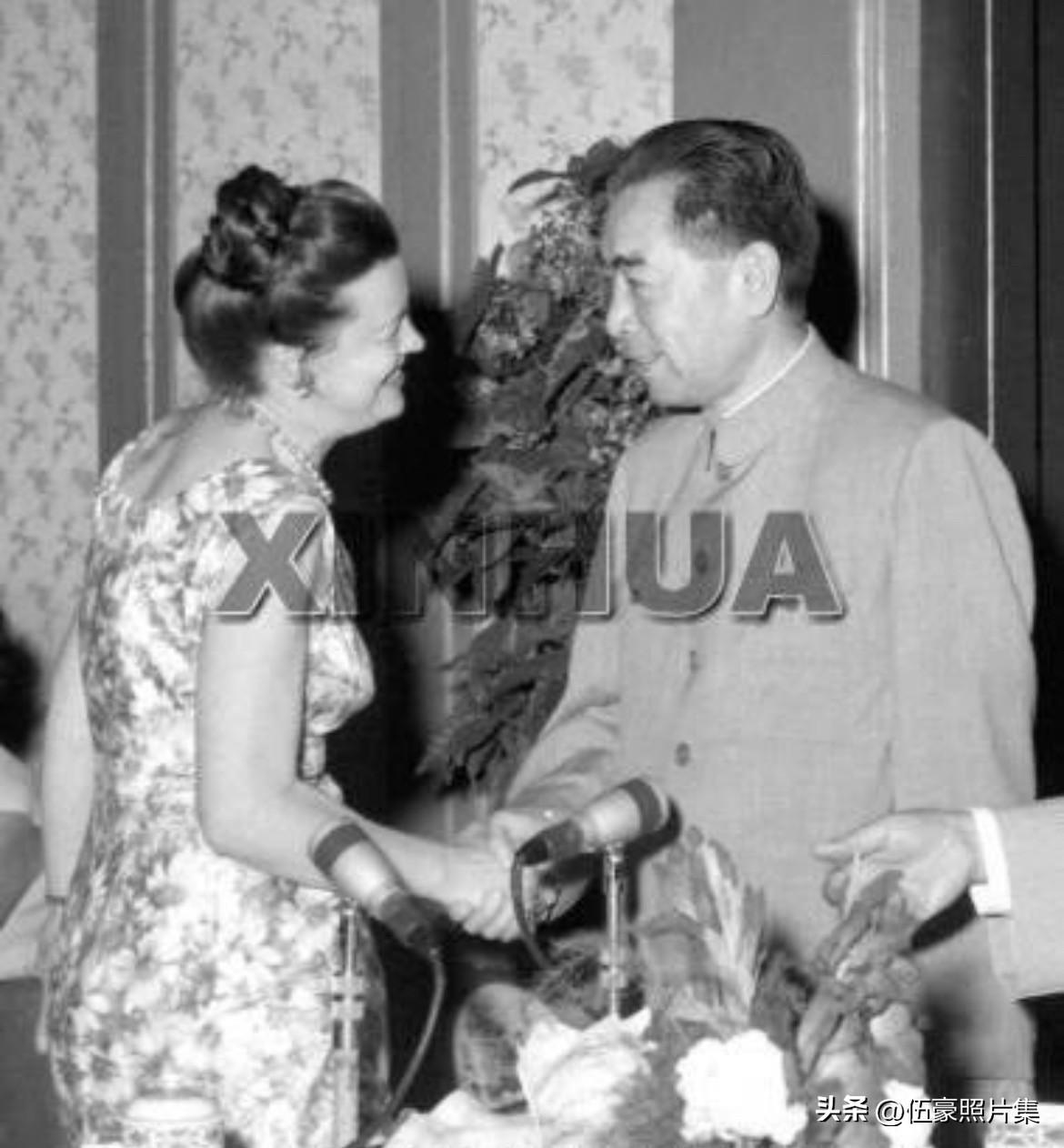 【周总理历史上的今天——6月25日】
1959年6月25日，周恩来总理接见八国妇