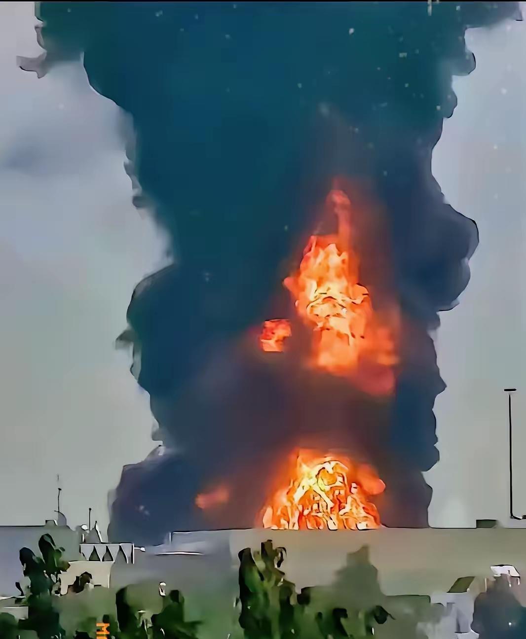 就在3月16号，迪拜机场的燃料罐直接被点名。

​大火硬是把闹市区的停机坪和货柜