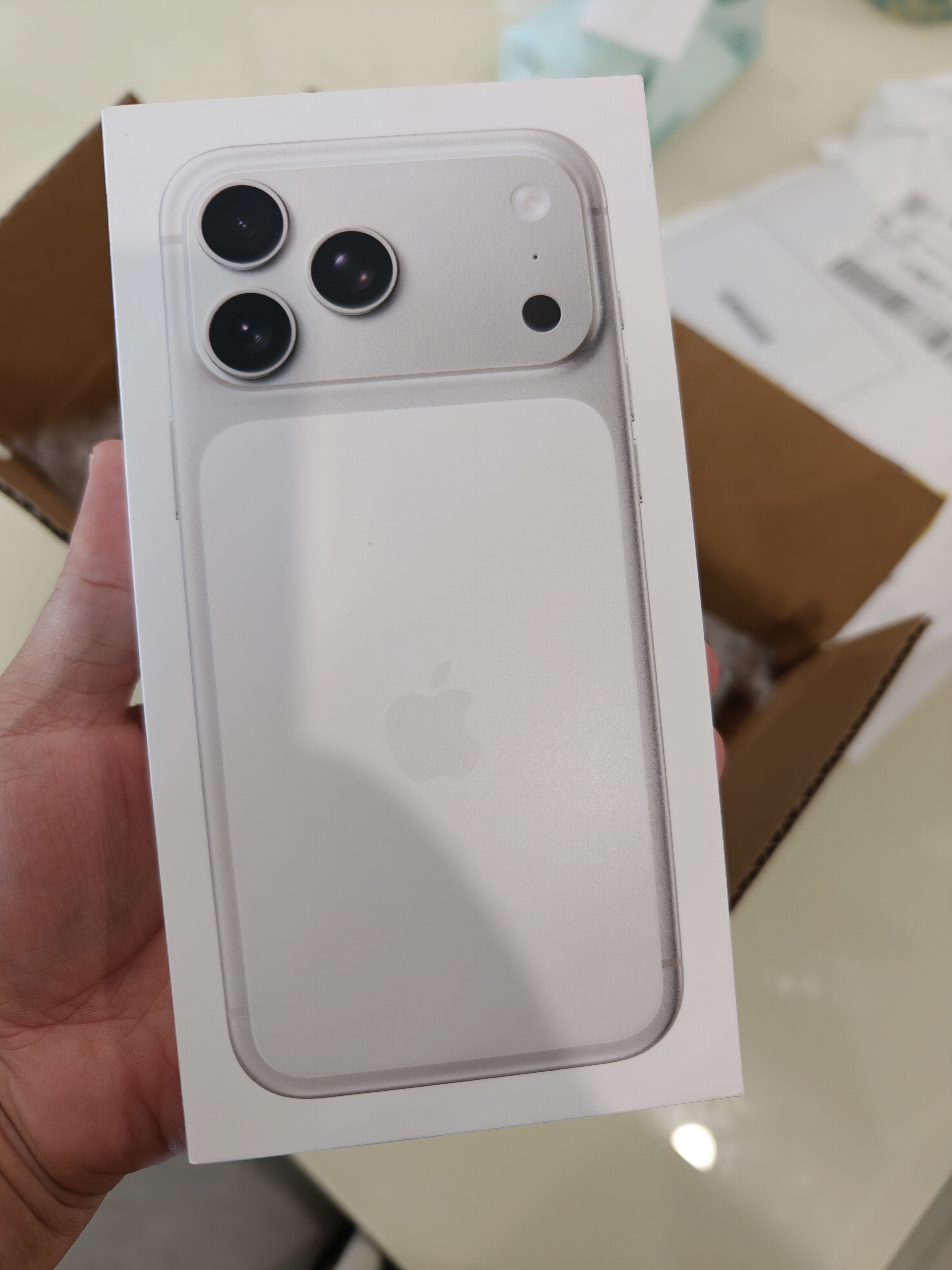 骂骂咧咧吐槽新iPhone这么久，还是买了台，主要是这手机前置摄像头效果确实独一