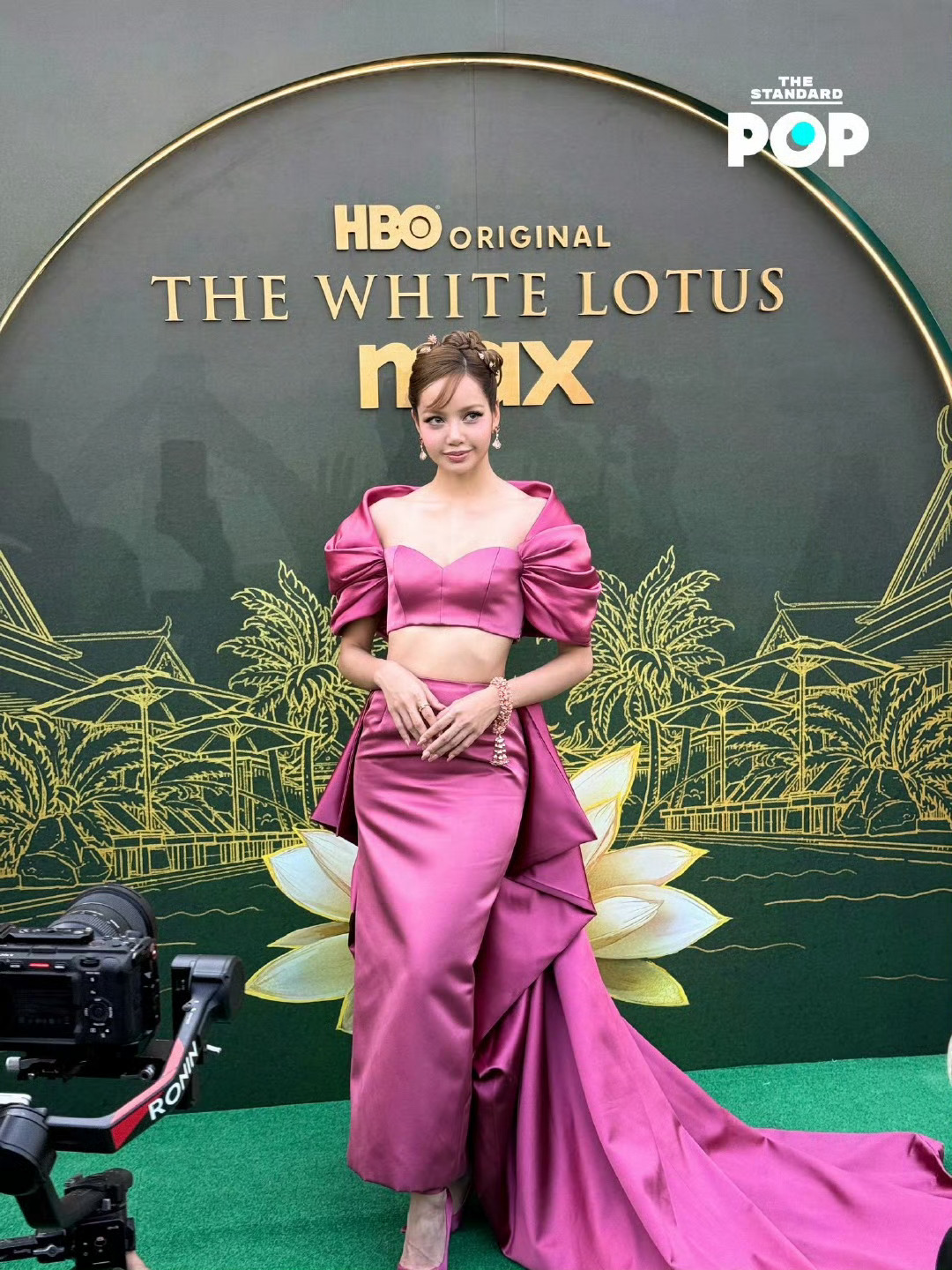 近日Louis Vuitton 为两位品牌代言人打造的定制礼裙，看材质应该是一样