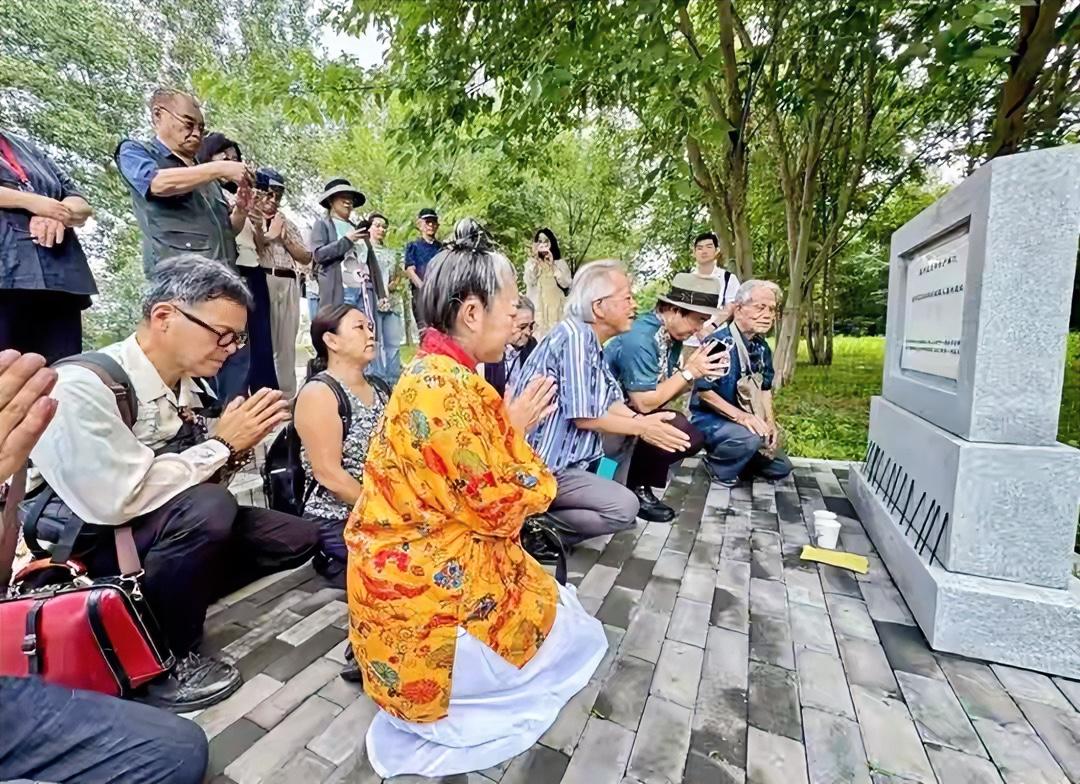 最近一群琉球人到北京通州区张家湾镇古墓群祭祖。他们身着传统服饰，手提泡盛酒与线香
