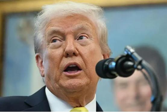 毛主席早就说过：美国是只纸老虎，一戳就穿。这次扣押中国油轮的行径，把美帝国主义的