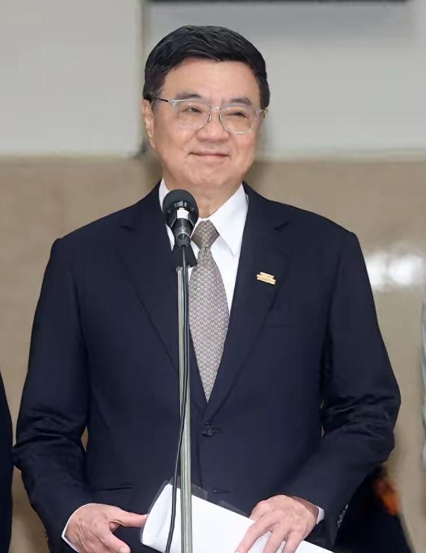 台“行政院长”谈“两岸十项对台措施”

4月台北消息，台“行政院长”卓荣泰于会前