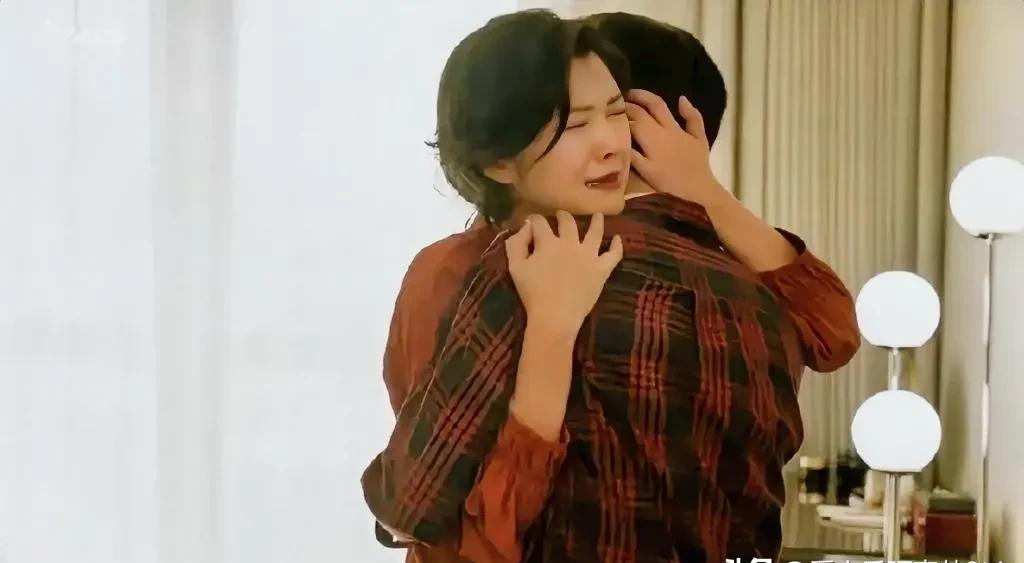 他把前妻的照片狠狠摔在地上，却把儿子心里“妈妈”两个字，擦得干干净净。
多少夫妻