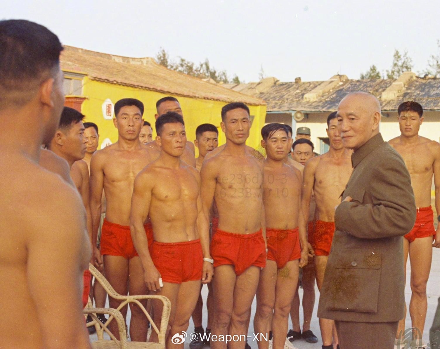 #兵器影像[超话]##照片中的历史[超话]# 老蒋视察逃台国民党军娃人 ​​​