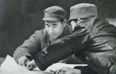 大家都知道，东北野战军司令员很爱吃炒黄豆，兜里总装着炒过的豆子，闲时就慢慢地嚼吃