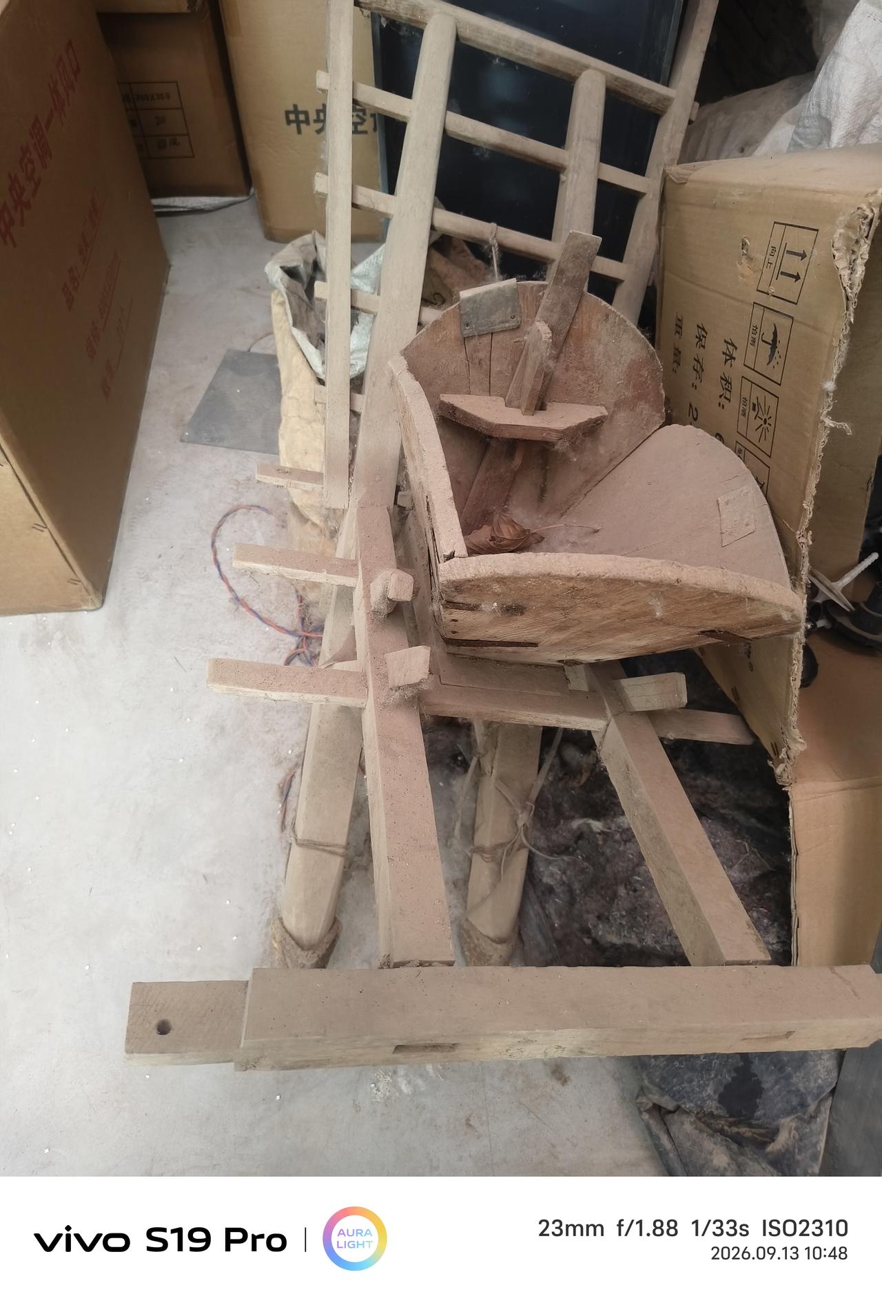 谁认识它呢？它在角落里默默的呆了几十年了吧，曾经使用它的人都不在了，只有它还在坚