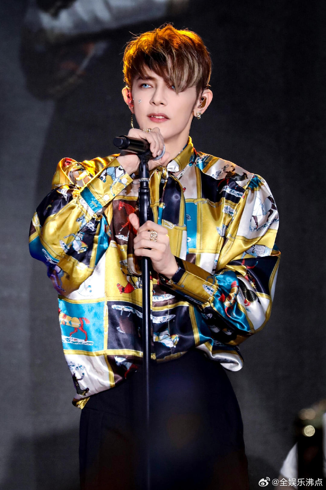 汪东城怎么拄拐了汪东城拄拐还这么帅！全黑look配拐杖，像极了漫画里受伤的男主！