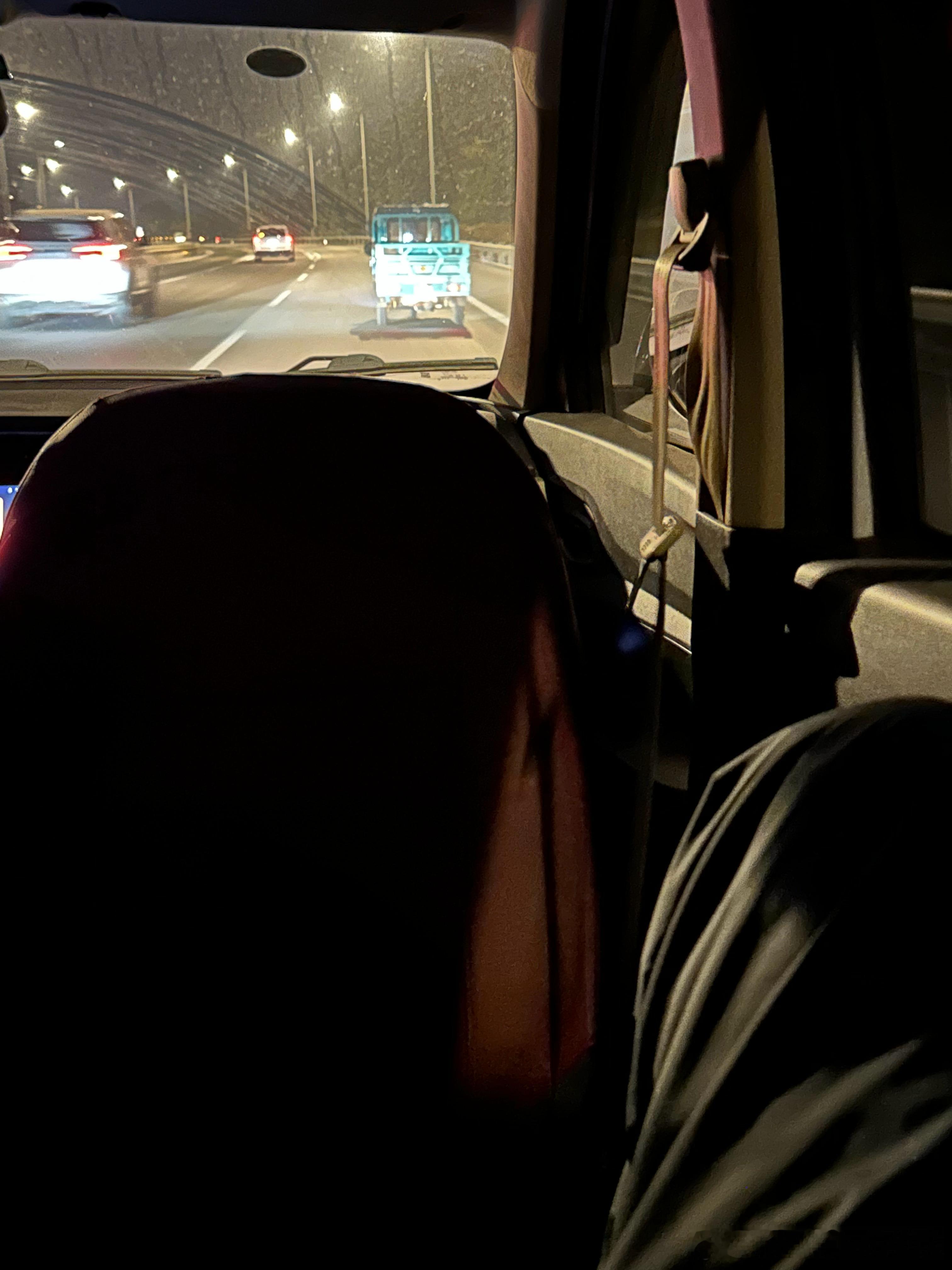 训练回家，天黑黑。 