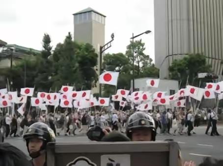 一位日本老人的话最近被频频翻出：“日本敢跟中国叫板，就是赌徒心理——赌赢了，一步