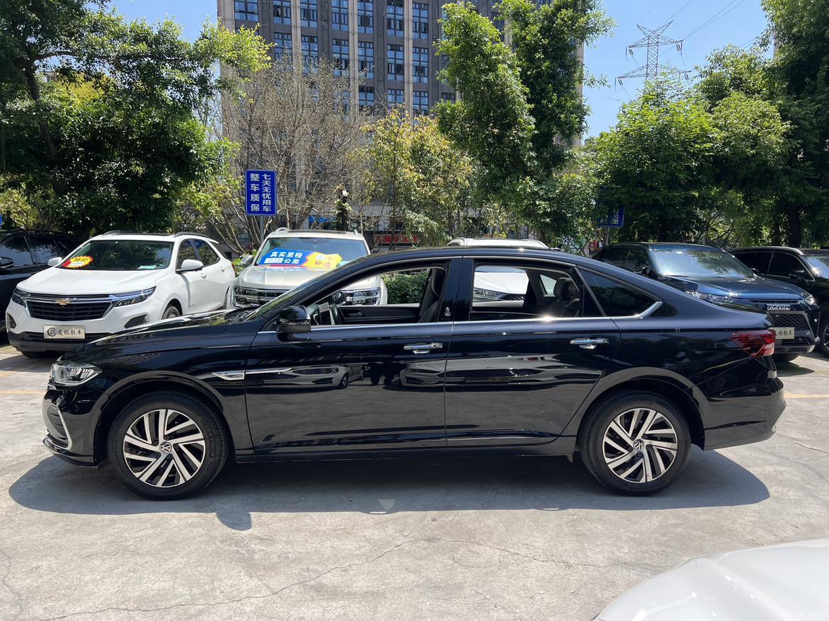 十几万家用二手车里，朗逸常年霸占流通榜前列，保有量大、维修配件遍地都是，不管上班