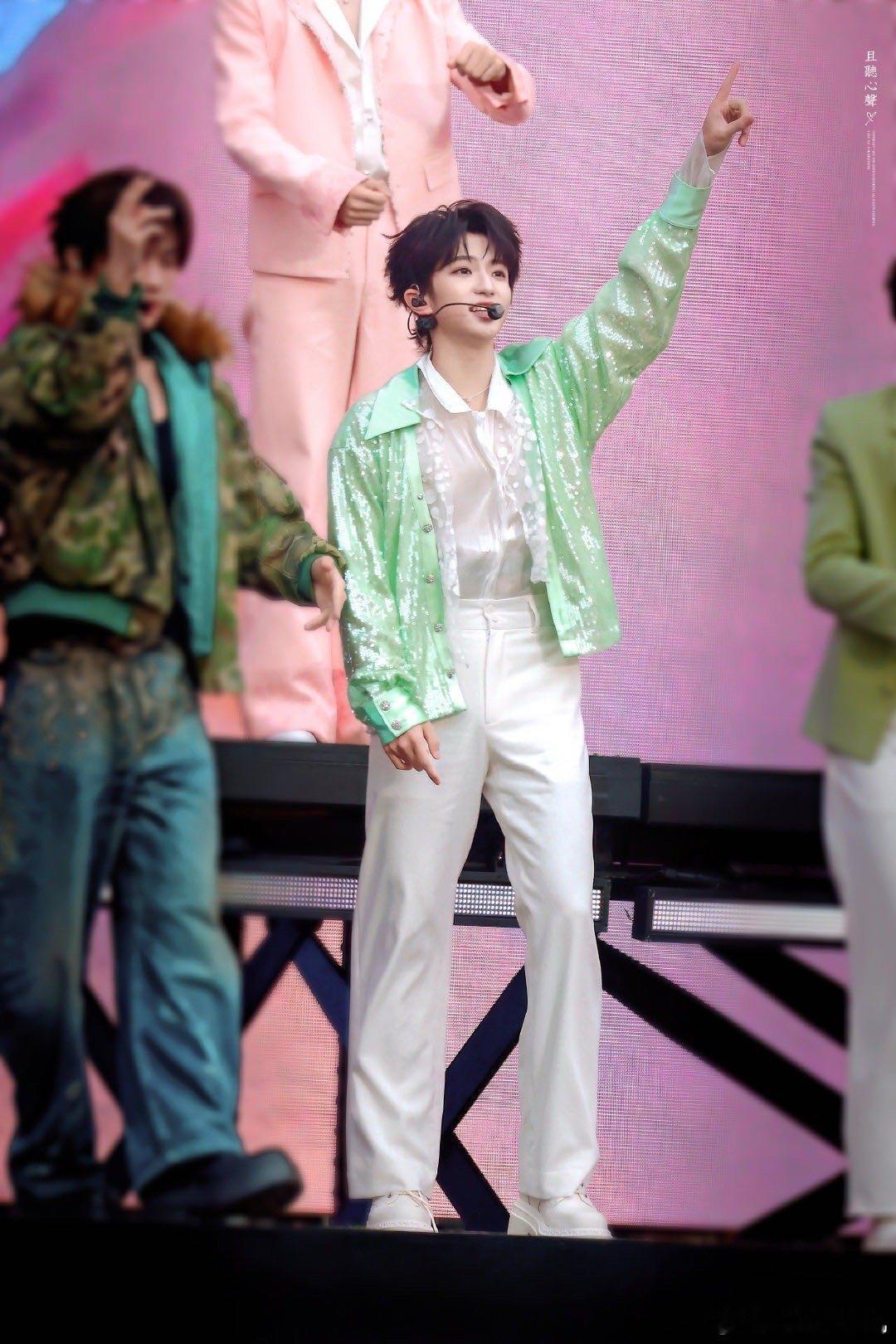 穆祉丞被礼花吓了一跳 礼花这波属于是意外笑点担当，穆祉丞被吓得动作都停了一下，还