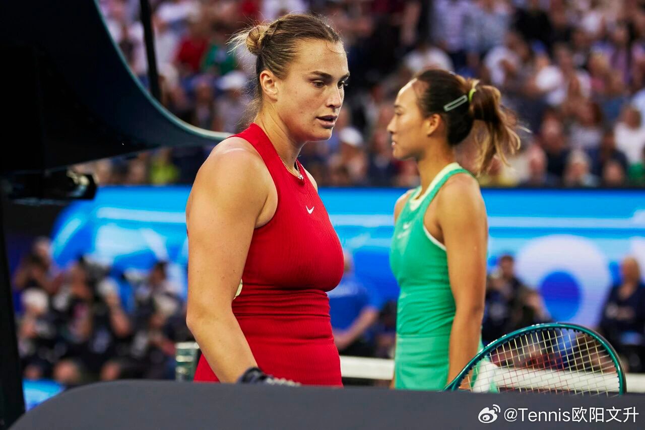 策略上郑钦文就是要求球质量高一些对对手有一些反压制不然很容易被萨巴伦卡拍死所以也