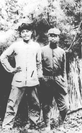 1944年5月，新四军第2师工务科长吴运铎(左)试制成功37毫米平射炮后，与该师