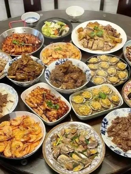 各地区人们在请客吃饭时的独特风格和习惯。你更喜欢吃哪个？

第一张图：福建人请客