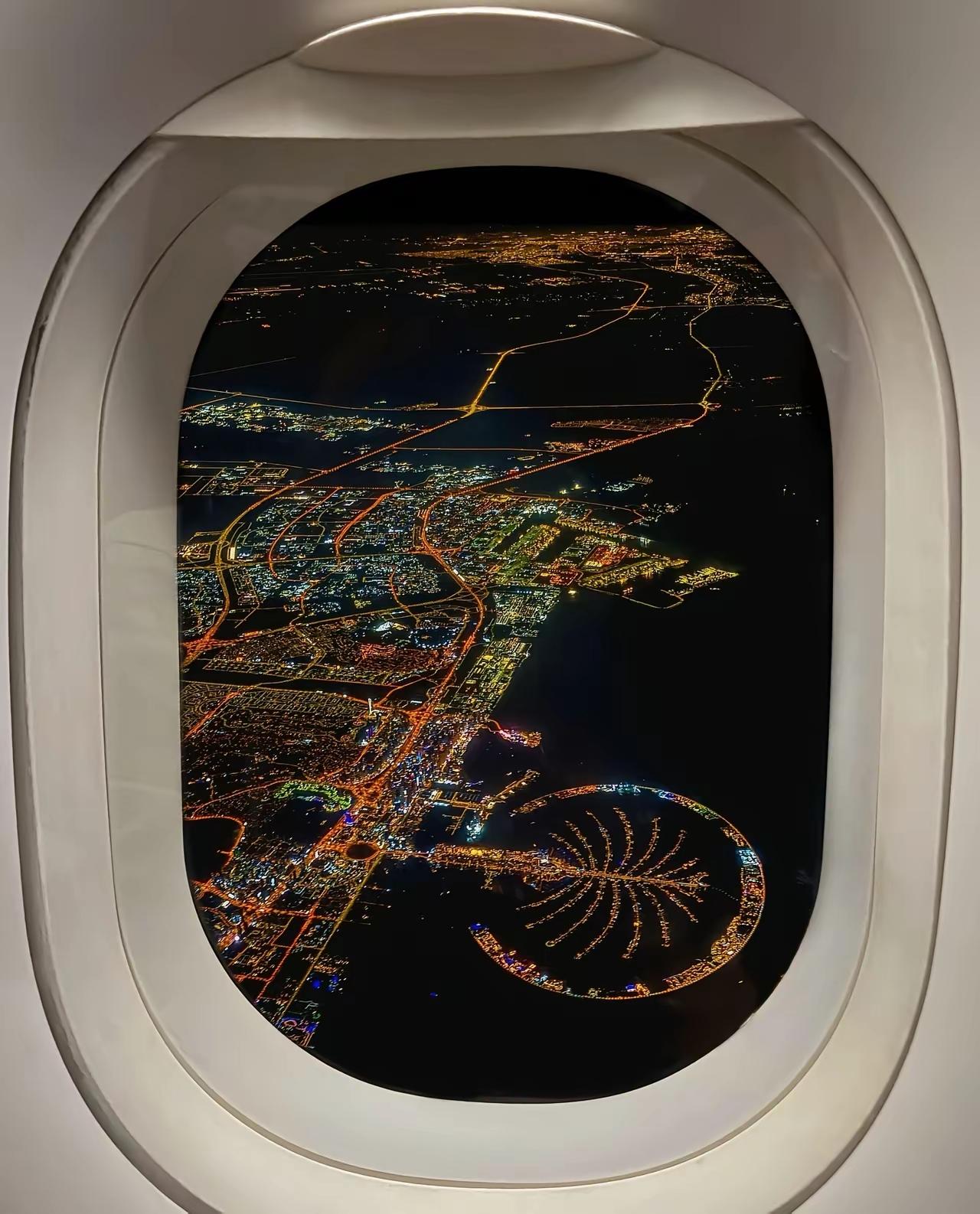 刷到这张照片很震惊！这夜景也太美了吧！愣是问了100多个人了，也没一个知道这是哪