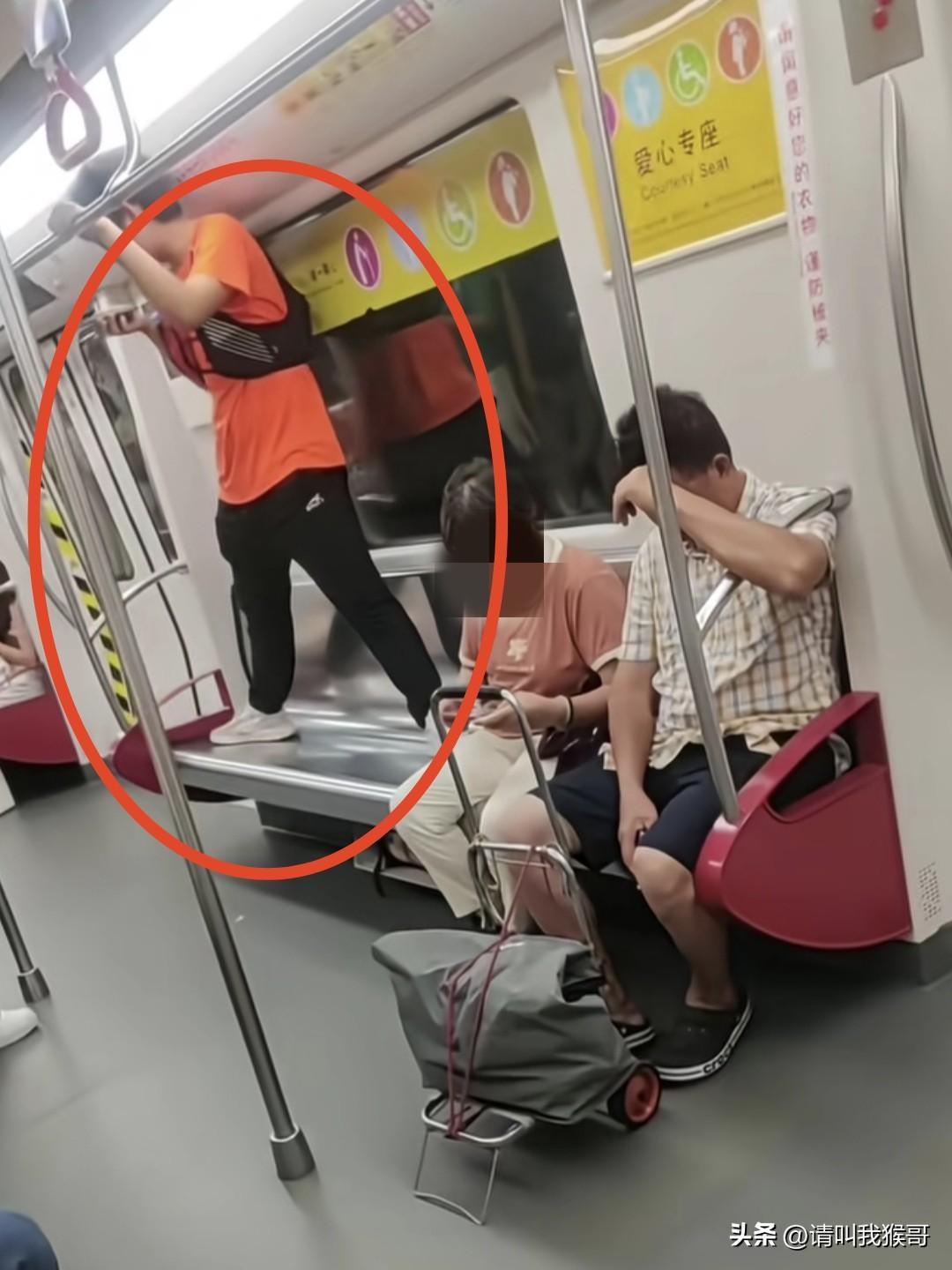 广东某地铁上，一男子疑似帮后续站点上车的友人占座，直接穿鞋子站在座椅上，双腿岔开
