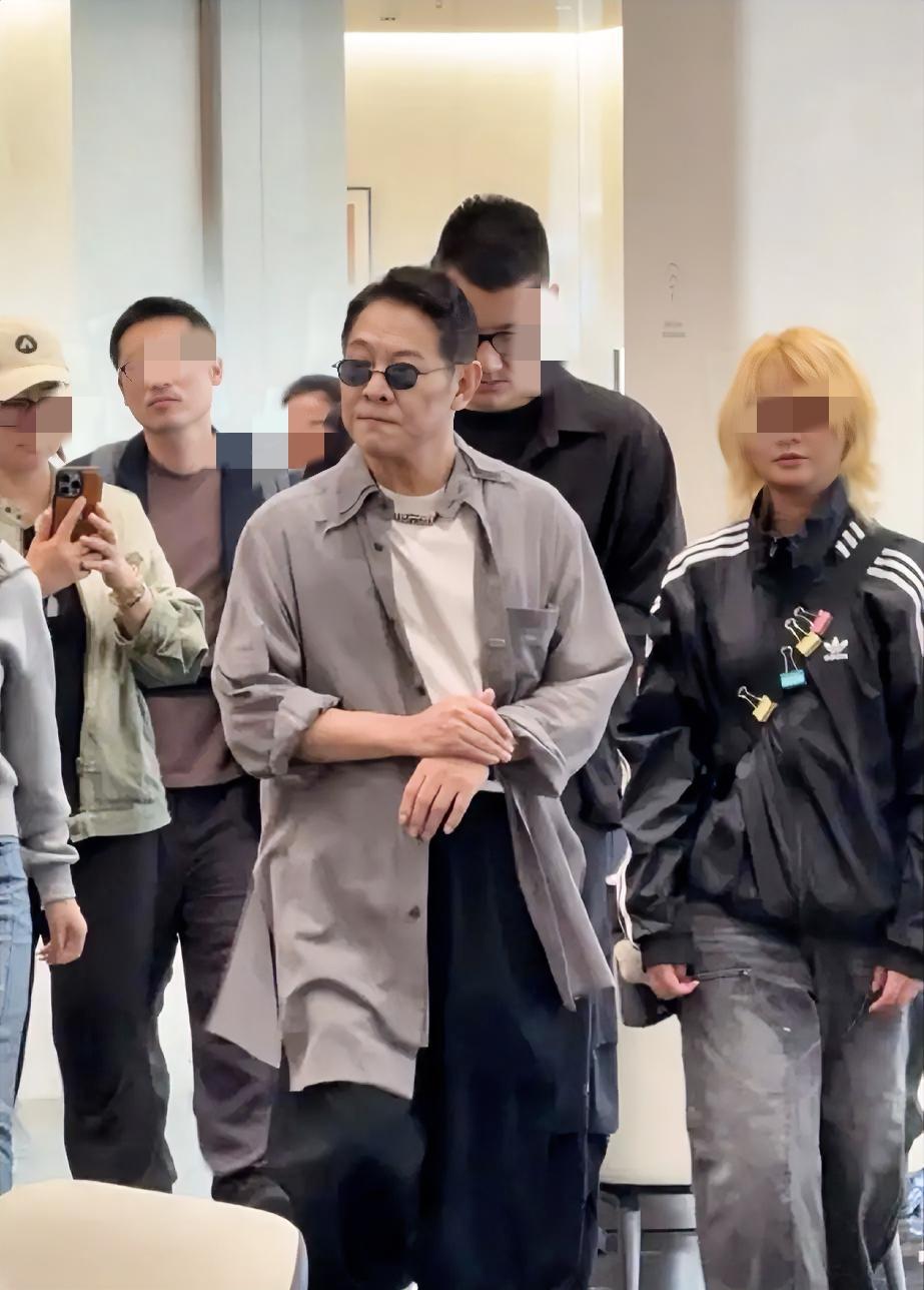 李连杰上次生病之后，
就像重生了一样，
现在整个人很有精神，仿佛年轻了好几岁，练