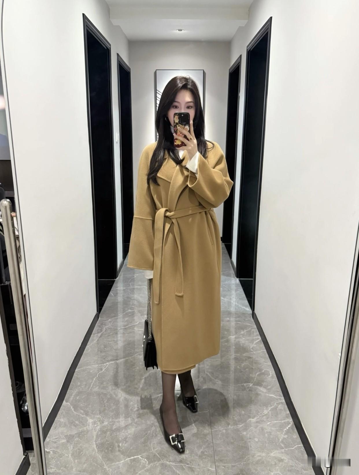 有哪些日常又气质的穿搭推荐米色大衣搭配黑色高跟鞋，干净轻盈。不过咱冬天怕冷，可以