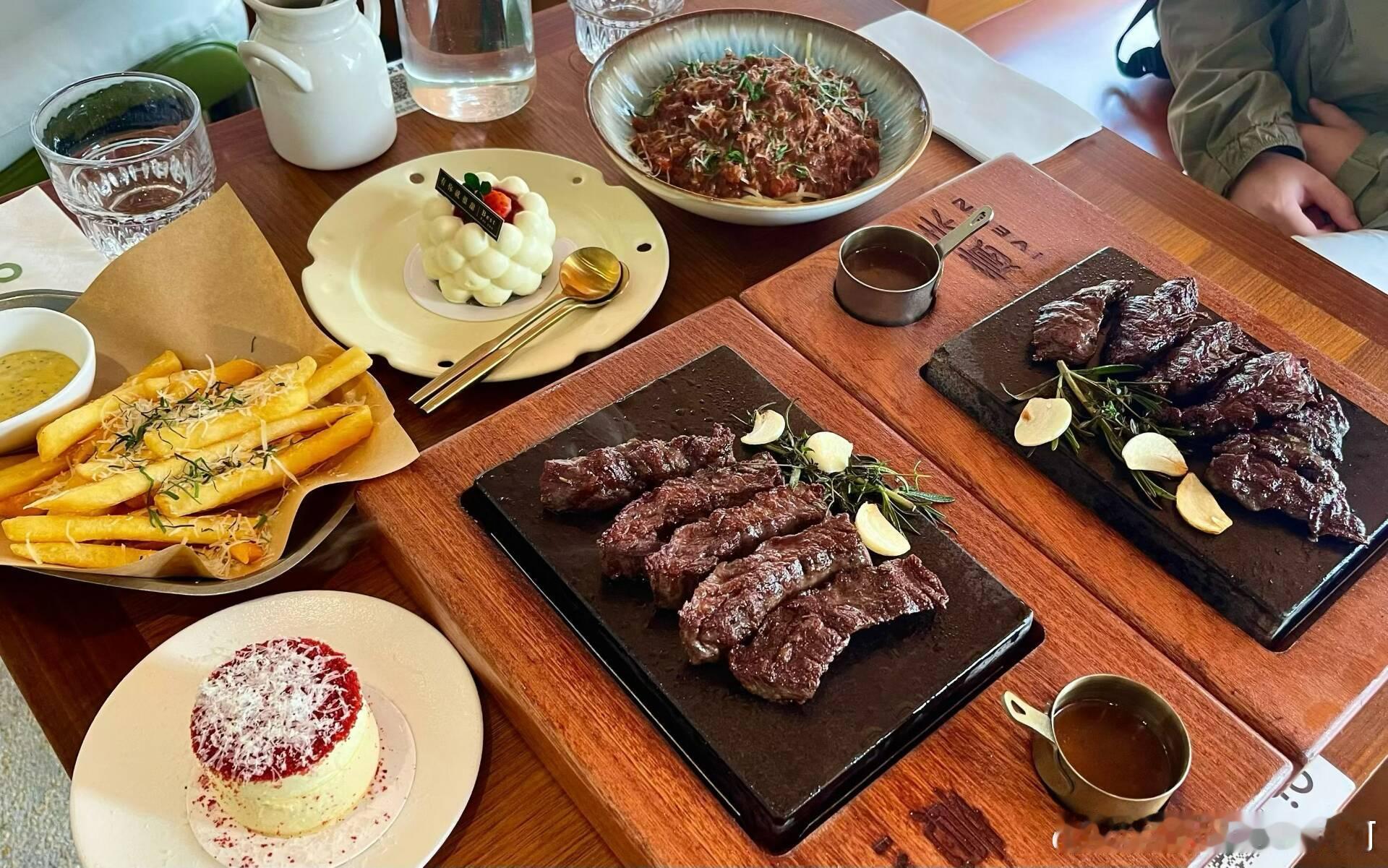 周末快乐，感恩您一直的支持和厚爱，新的一年，祝您如星璀璨，诸事顺遂，马到成功，马