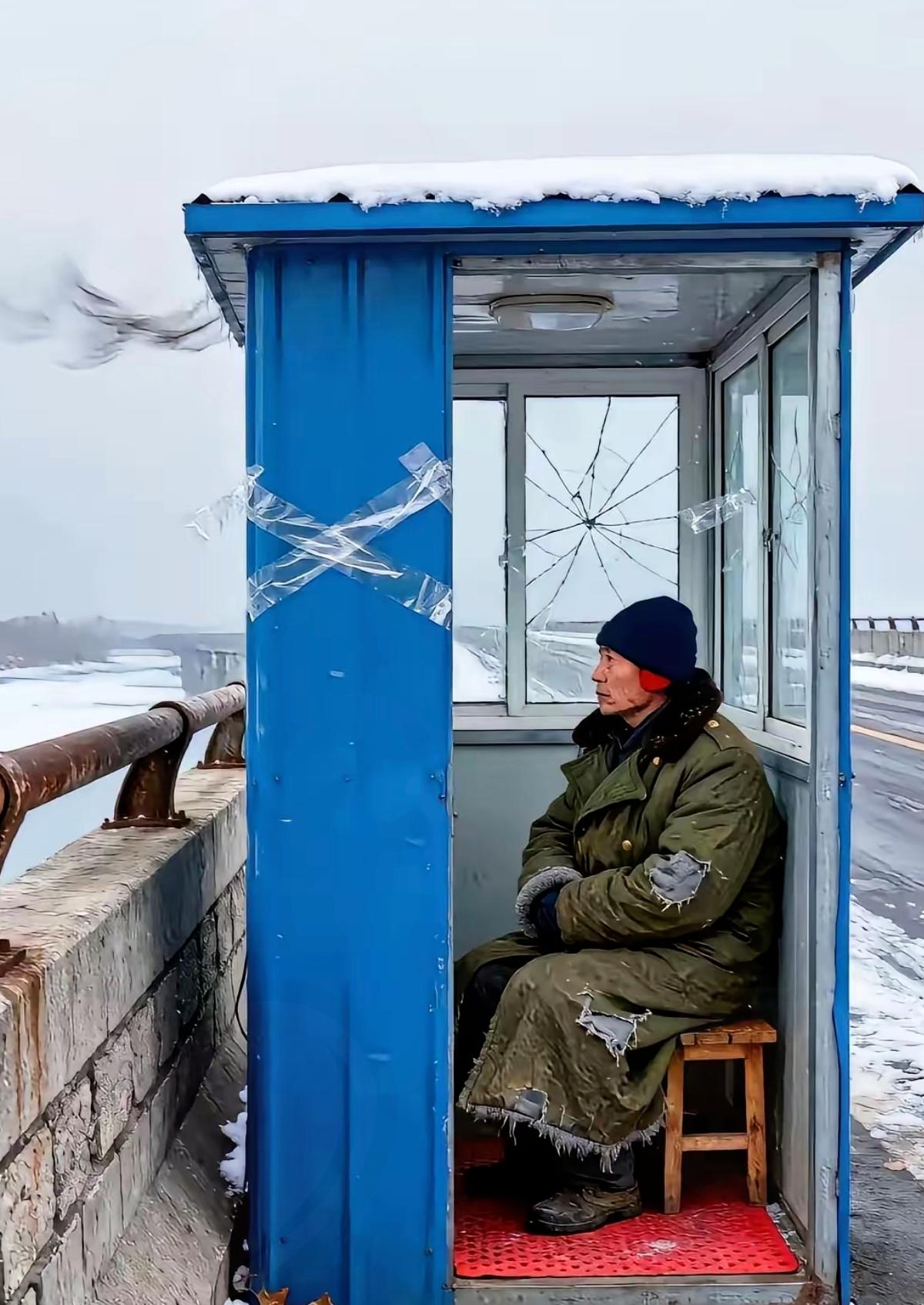 月薪6000也不干！12小时寒天守保安亭，这钱真不是谁都能挣的！
 
     