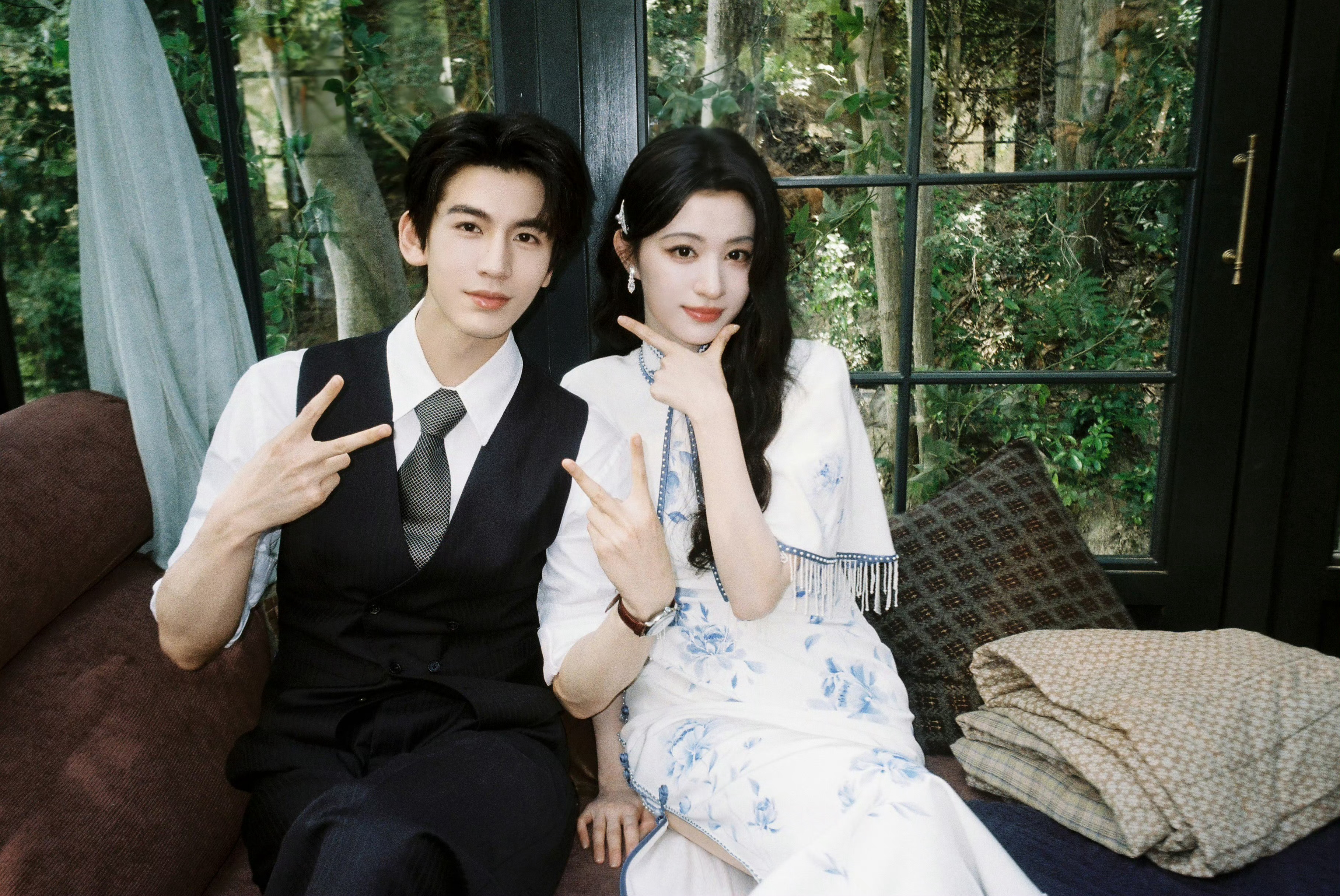 这一秒过火情人节营业主打的一个反差！路透狠狠的特带劲，轮到双人合照就这样清清爽爽