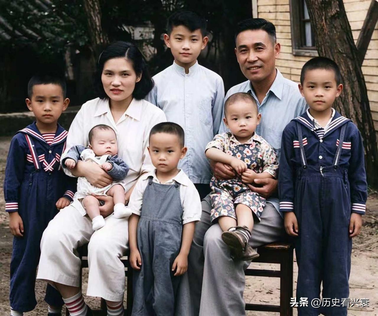 1957年冬天，北京。一场告别仪式上，抬棺的是彭德怀元帅和陈赓大将。棺材里躺着的