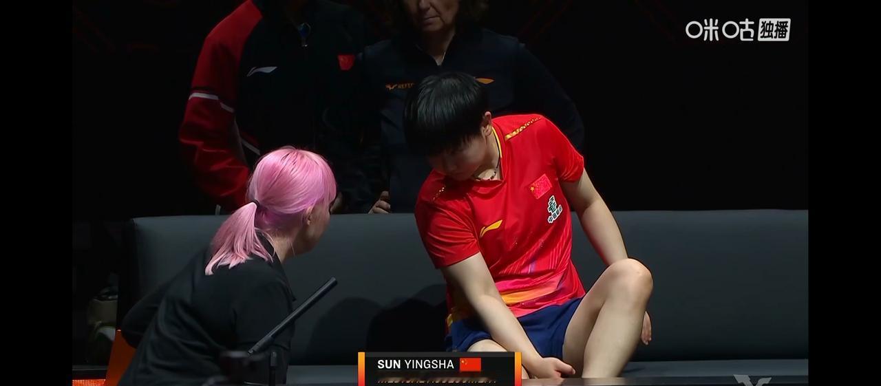 孙颖莎的冠军脚踝，是在倒数第二个球才暴露的。
第三局10平，她发球。
你看着她的