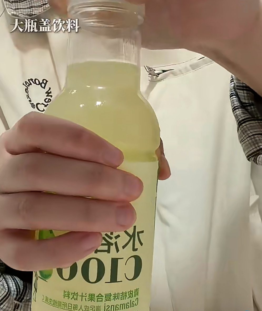 农夫山泉回应瓶盖疑似设计缺陷现在去超市买瓶水，还要注意这么多。。。客服表示，如果