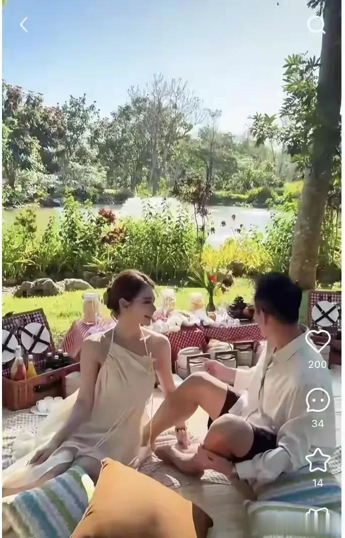 汪小菲带一家人去巴厘岛玩，他们在户外野餐，一家四口其乐融融。

马筱梅疑似有了身